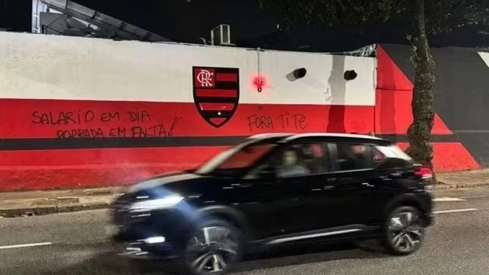 Após derrota, sede do Flamengo é vandalizada com ameaças a jogadores e Tite Após derrota, sede do Flamengo é vandalizada com ameaças a jogadores e Tite