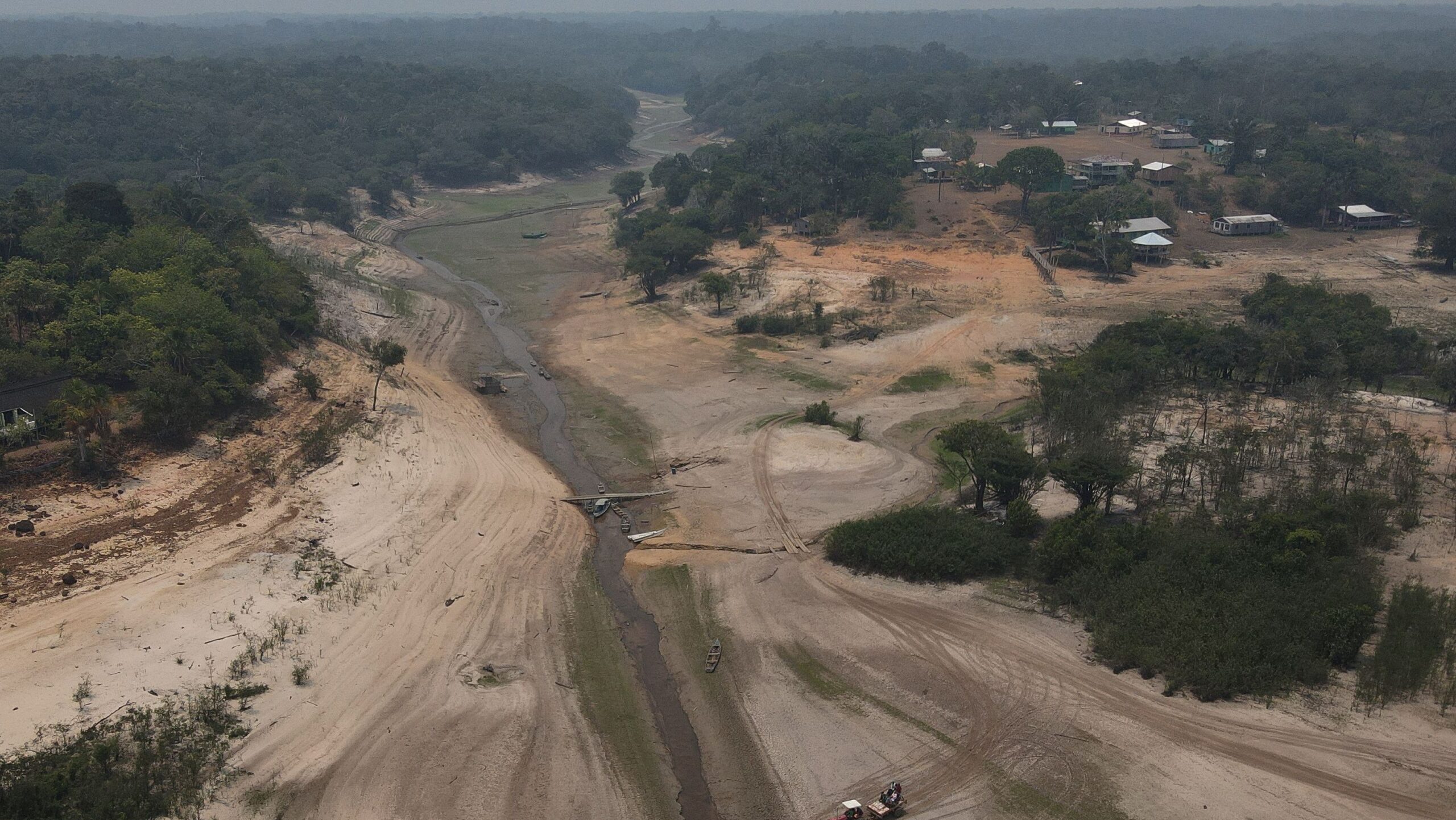 Rio Negro está a menos de dois metros de seca histórica no Amazonas Rio Negro está a menos de dois metros de seca histórica no Amazonas