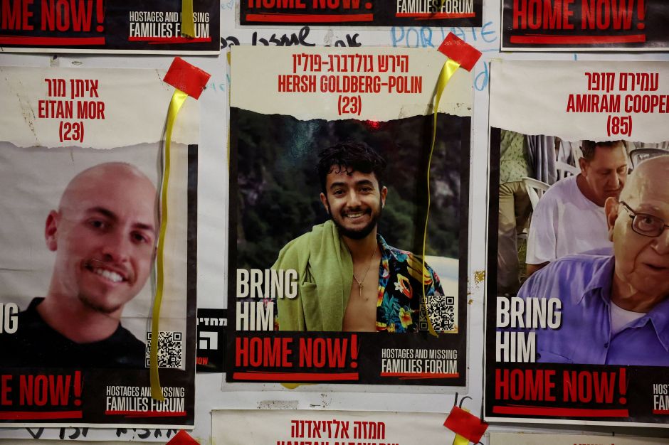 Biden e Kamala falam com pais de refém que Israel diz ter sido morto pelo Hamas Biden e Kamala falam com pais de refém que Israel diz ter sido morto pelo Hamas