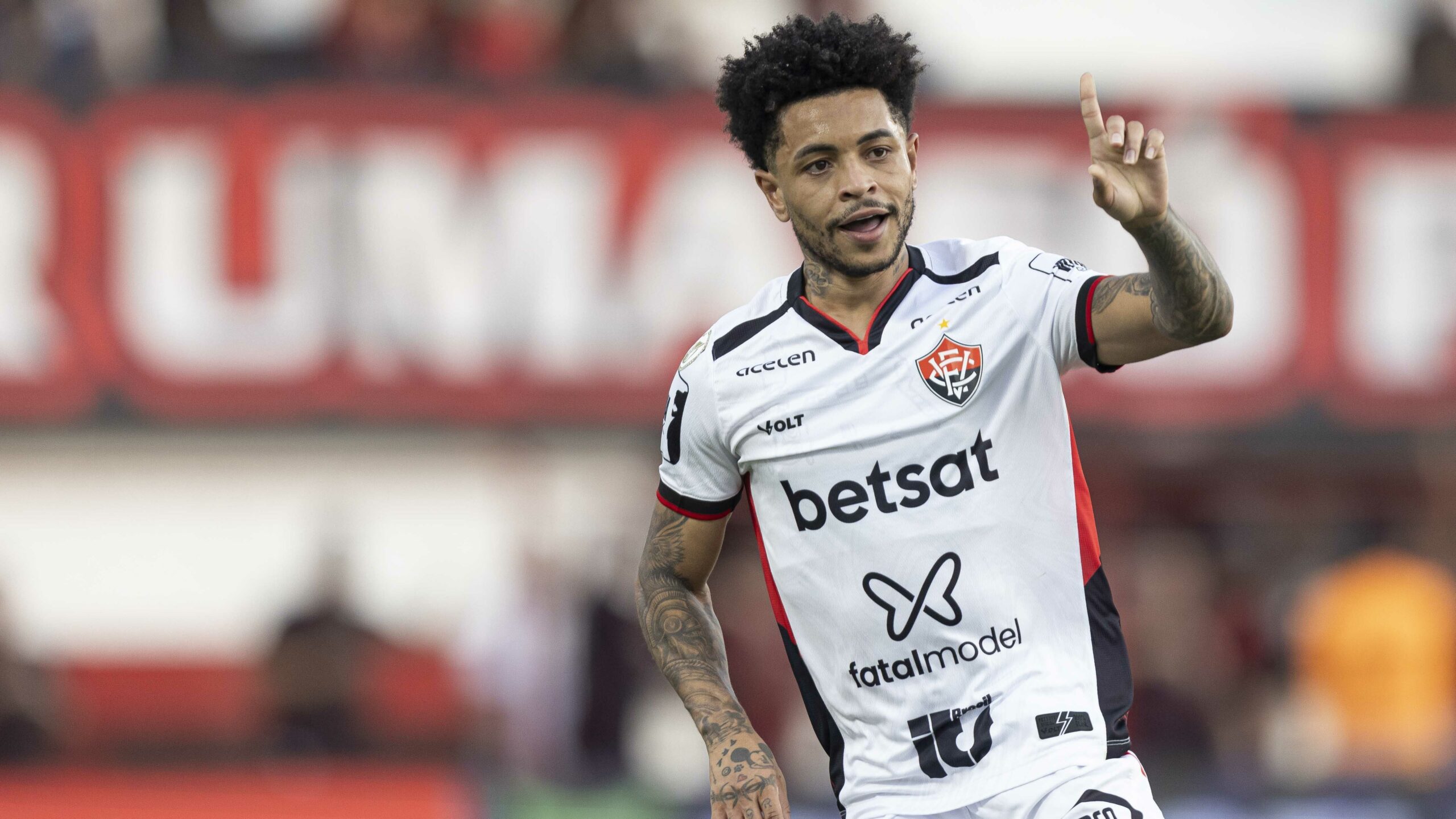 Vitória vence o Atlético-GO em luta direta contra o rebaixamento no Brasileiro Vitória vence o Atlético-GO em luta direta contra o rebaixamento no Brasileiro