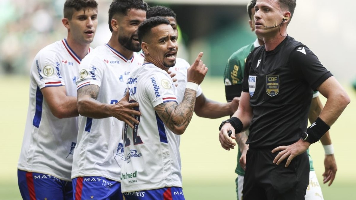 Erros de arbitragem resultam em afastamento de sete árbitros pela CBF Erros de arbitragem resultam em afastamento de sete árbitros pela CBF