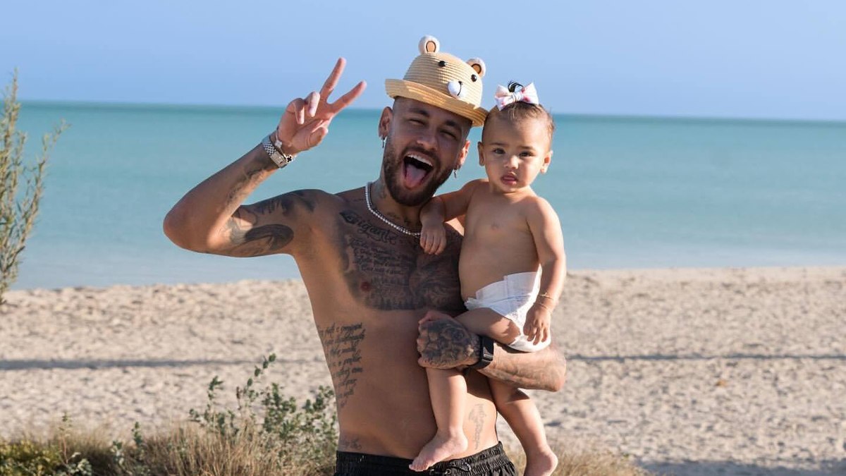 Foto de Neymar com erro de edição em aniversário de Mavie repercute na Internet Foto de Neymar com erro de edição em aniversário de Mavie repercute na Internet