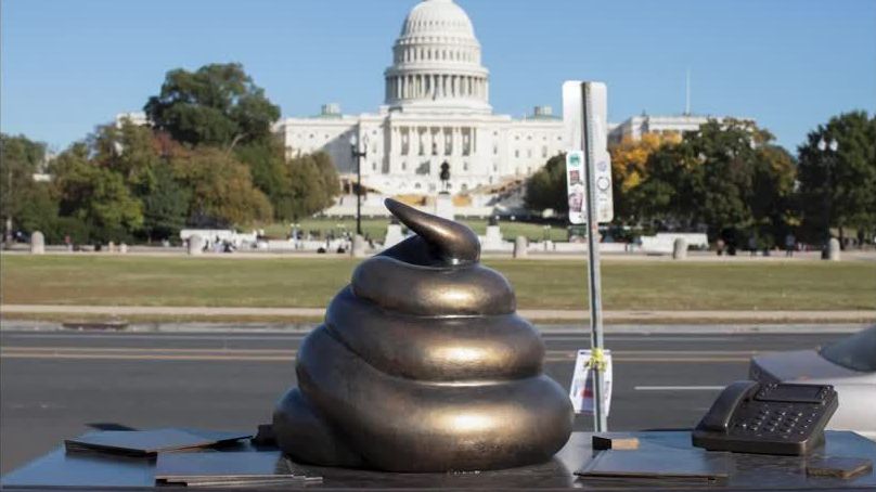 Eleição dos EUA: Estátua de “emoji de cocô“ aparece misteriosamente em Washington Eleição dos EUA: Estátua de “emoji de cocô“ aparece misteriosamente em Washington