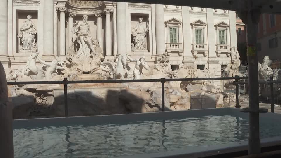 Roma inaugura piscina para coletar moedas durante as obras na Fontana di Trevi Roma inaugura piscina para coletar moedas durante as obras na Fontana di Trevi