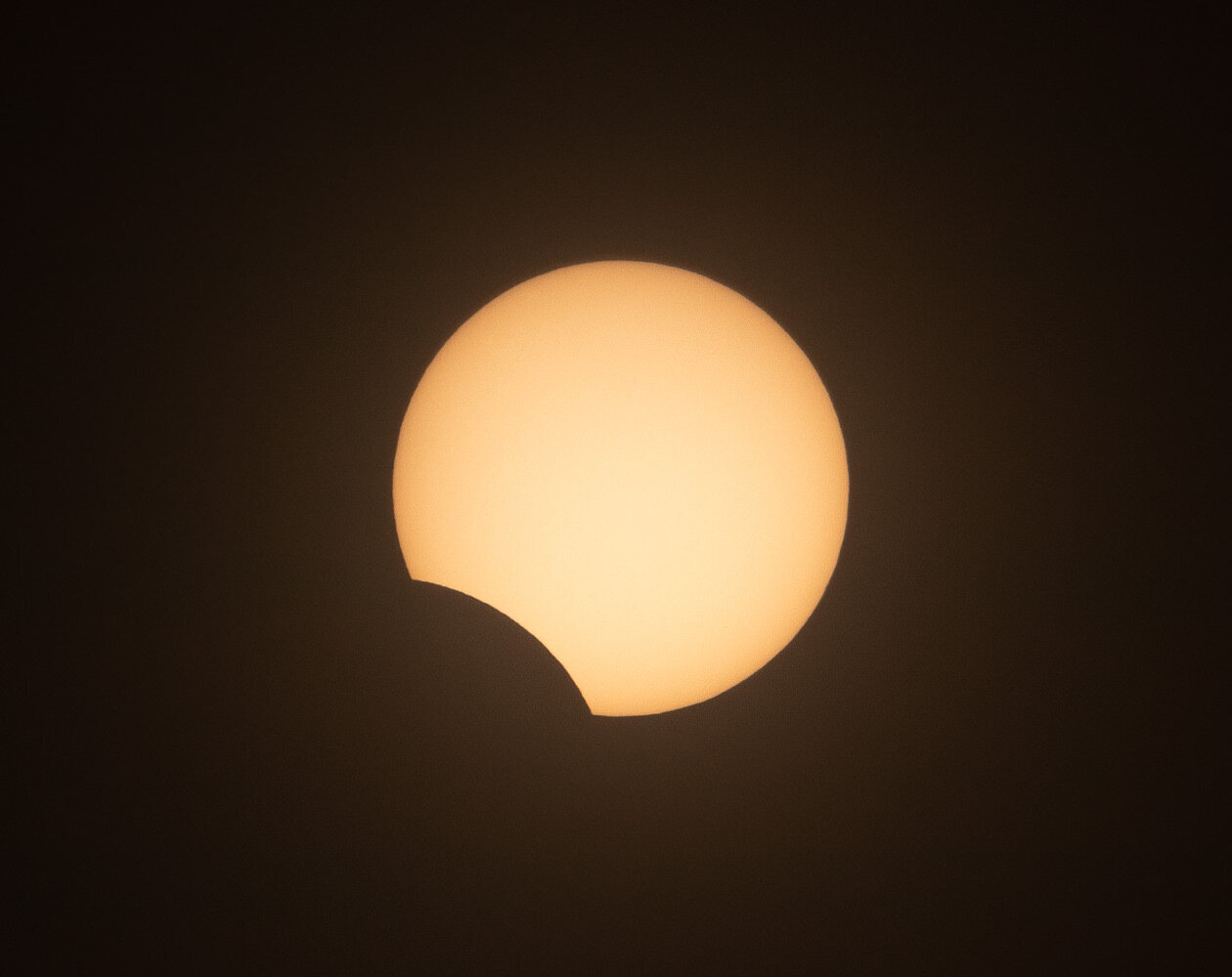Céu de outubro terá eclipse parcial do Sol e maior Superlua do ano Céu de outubro terá eclipse parcial do Sol e maior Superlua do ano