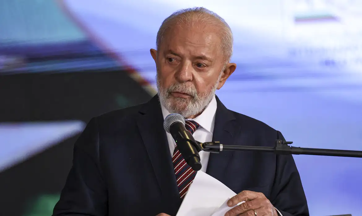 Lula sofre acidente doméstico e cancela viagem à Rússia Lula sofre acidente doméstico e cancela viagem à Rússia