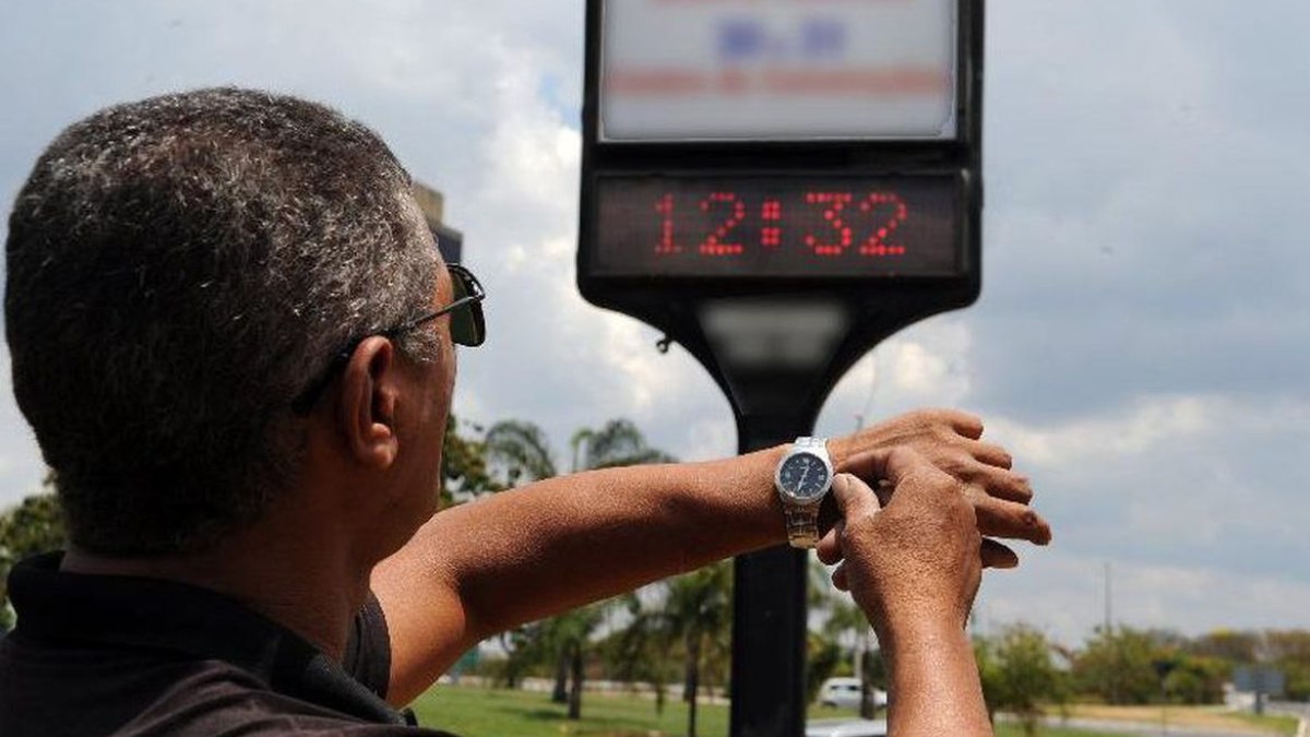 Horário de verão deve voltar em novembro caso chuvas não aumentem, diz ministro Horário de verão deve voltar em novembro caso chuvas não aumentem, diz ministro