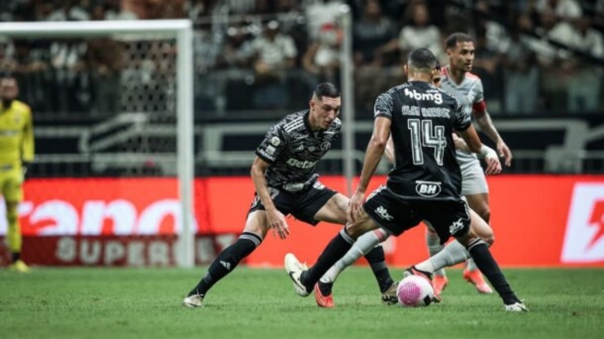 Dirigente do Inter reclama de qualidade da drenagem do gramado do Atlético Dirigente do Inter reclama de qualidade da drenagem do gramado do Atlético