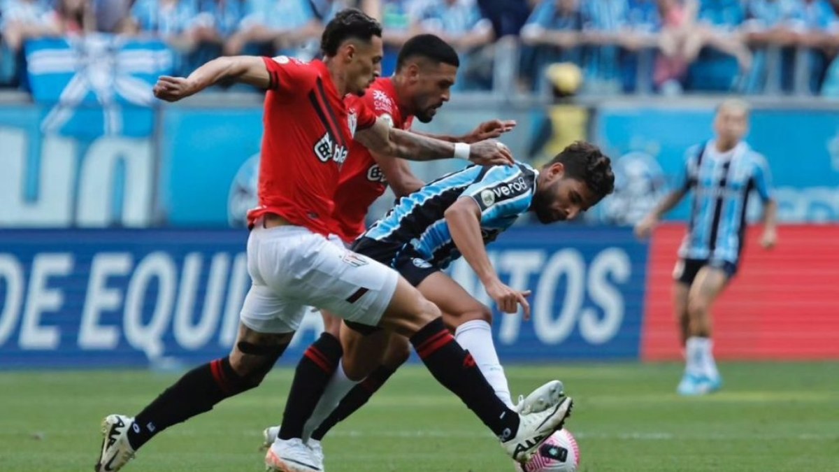 Atlético-GO perde para o Grêmio e se afunda cada vez mais na lanterna Atlético-GO perde para o Grêmio e se afunda cada vez mais na lanterna