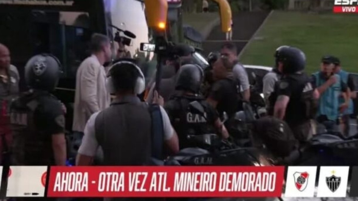 Atlético tem atraso na saída para o Monumental por falta de segurança Atlético tem atraso na saída para o Monumental por falta de segurança