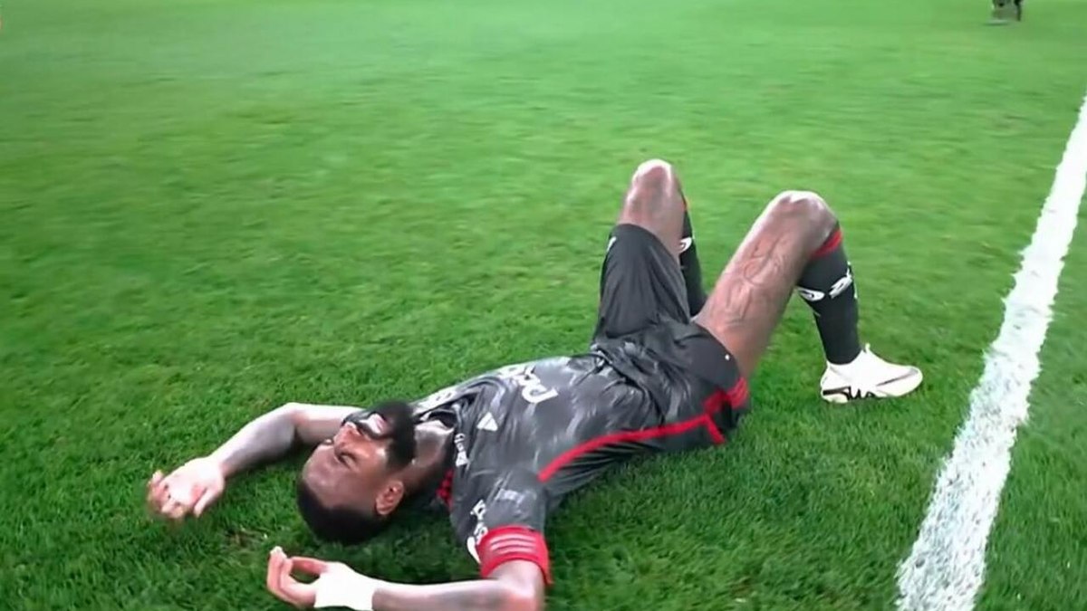 David Luiz e Alex Sandro treinam com o grupo do Flamengo David Luiz e Alex Sandro treinam com o grupo do Flamengo