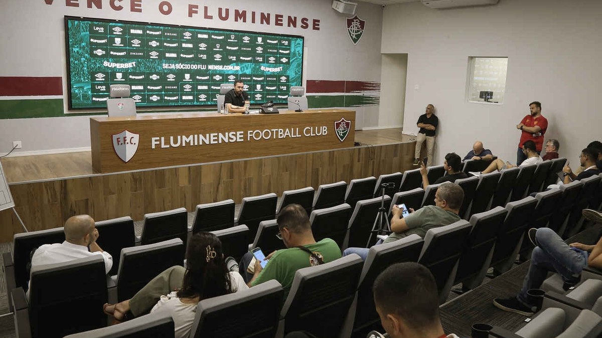 Mário Bittencourt fala sobre futuro de Mano Menezes e faz revelação sobre Thiago Silva Mário Bittencourt fala sobre futuro de Mano Menezes e faz revelação sobre Thiago Silva