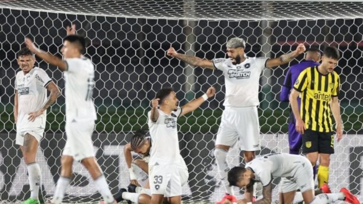 Pendurado, Barboza, do Botafogo, admite ‘medo’ ao entrar contra o Peñarol Pendurado, Barboza, do Botafogo, admite ‘medo’ ao entrar contra o Peñarol