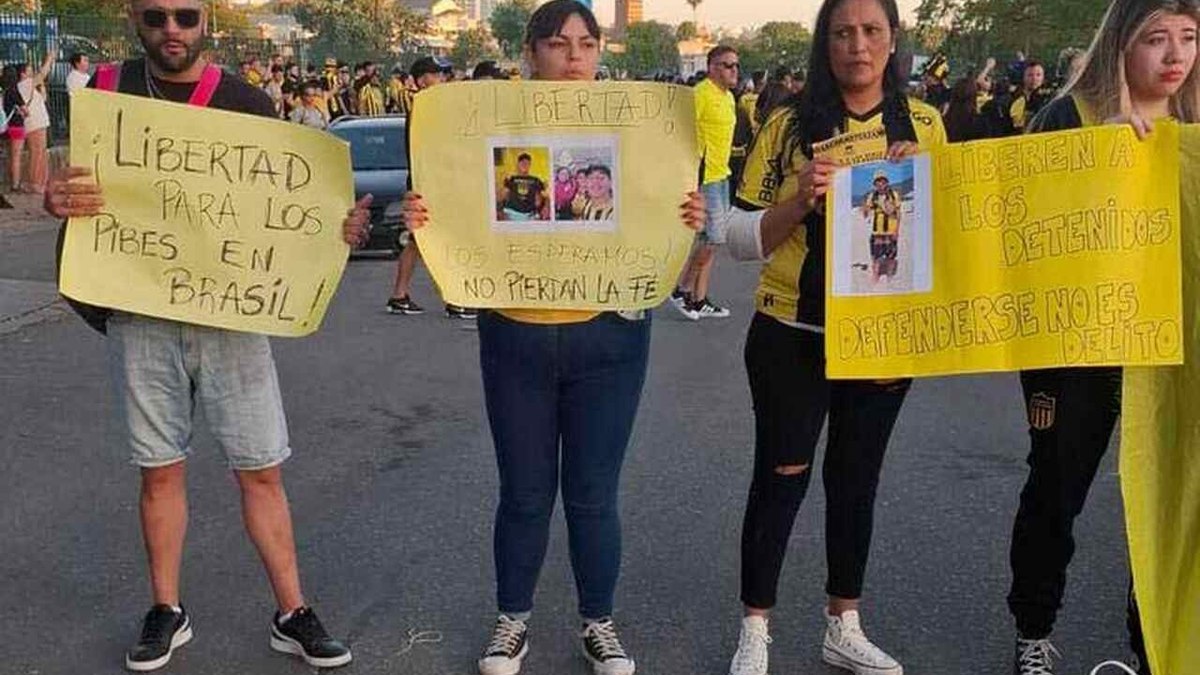Torcedores do Peñarol pedem liberdade a uruguaios presos no Brasil Torcedores do Peñarol pedem liberdade a uruguaios presos no Brasil