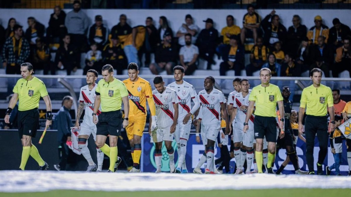 Atlético-GO pouco produz e sai derrotado em confronto direto Atlético-GO pouco produz e sai derrotado em confronto direto