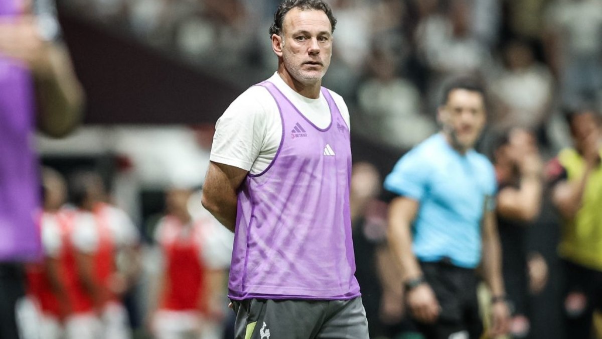 Frustrado após empate do Atlético-MG, Gabriel Milito dispara: ‘Muita raiva e preocupação’ Frustrado após empate do Atlético-MG, Gabriel Milito dispara: ‘Muita raiva e preocupação’