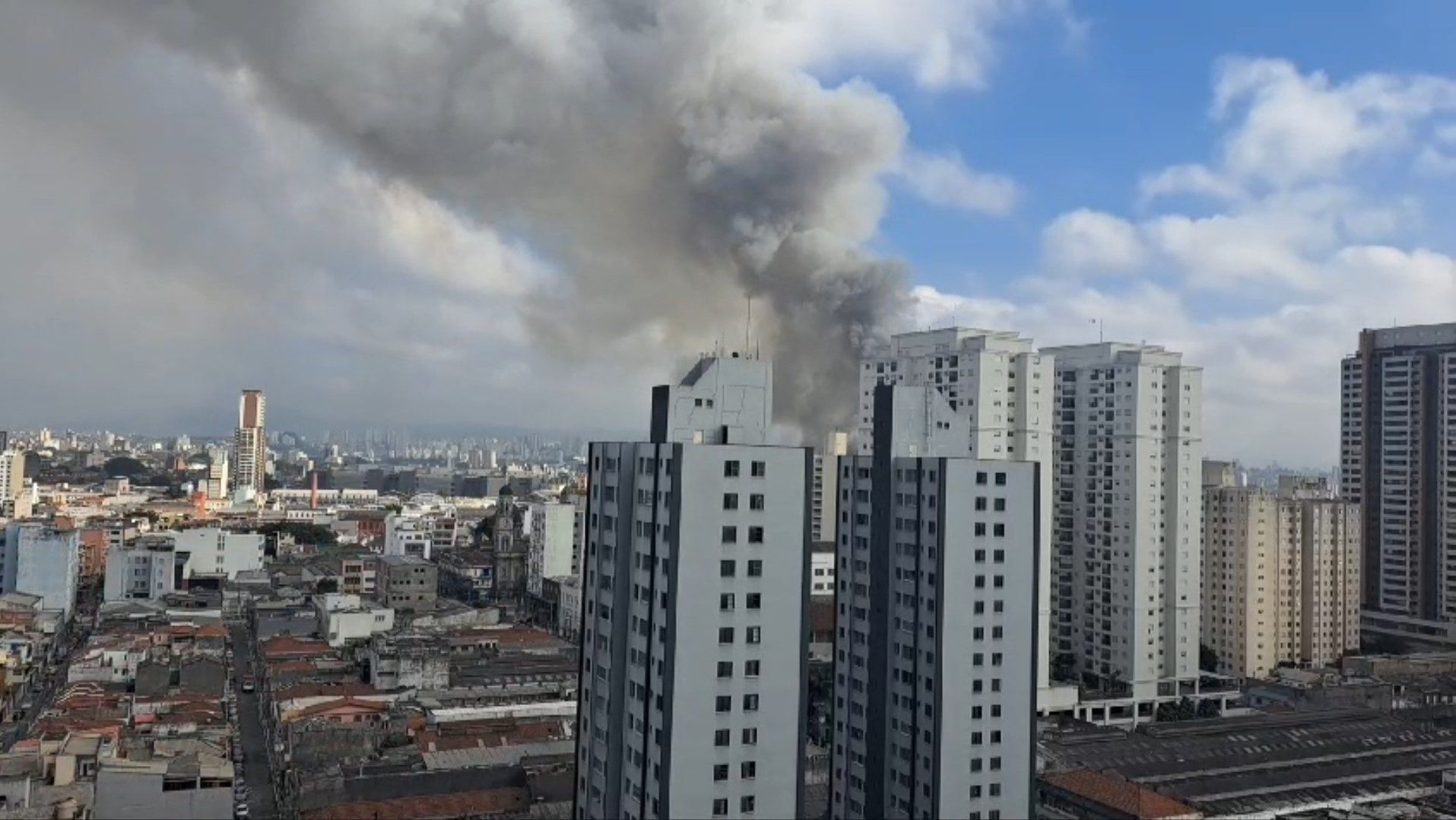 Shopping atingido por incêndio tem mais de mil lojas e recebe 30 mil consumidores por dia Shopping atingido por incêndio tem mais de mil lojas e recebe 30 mil consumidores por dia