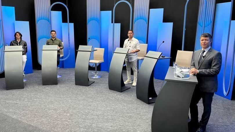 Último debate em Manaus tem críticas a ausentes, acusações e propostas para saúde Último debate em Manaus tem críticas a ausentes, acusações e propostas para saúde