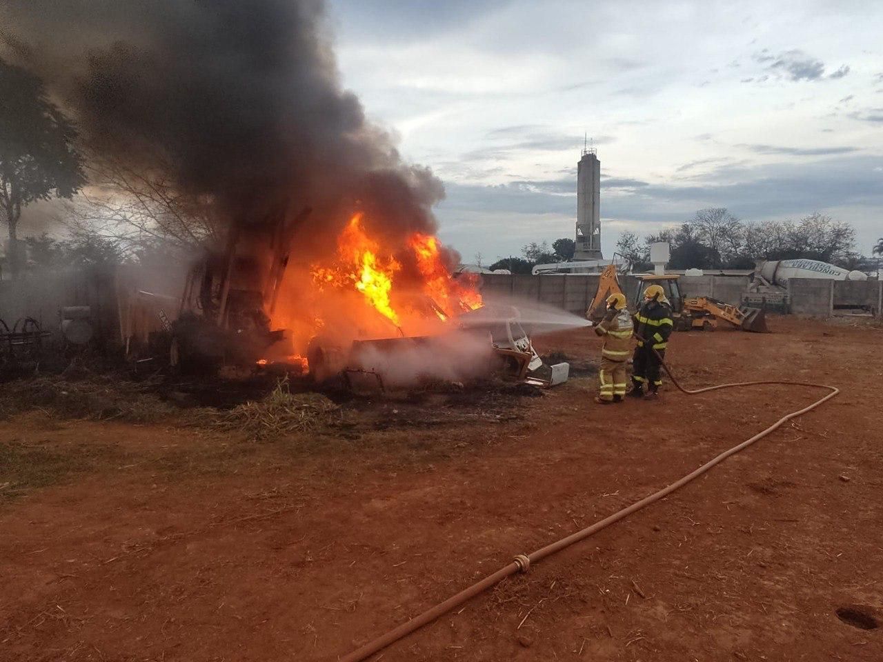 MG: incêndio em pátio destrói veículos, incluindo retroescavadeiras e caminhões MG: incêndio em pátio destrói veículos, incluindo retroescavadeiras e caminhões
