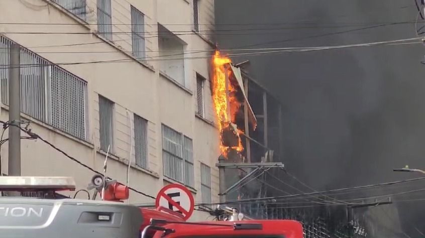 Incêndio em shopping afeta trânsito na região central de SP Incêndio em shopping afeta trânsito na região central de SP