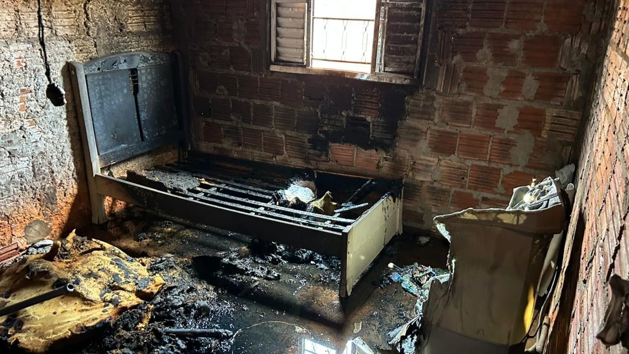 Inconformado com término, homem incendeia casa da ex e é preso Inconformado com término, homem incendeia casa da ex e é preso