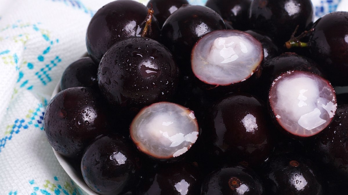 Pode comer a casca da jabuticaba? Benefícios da fruta