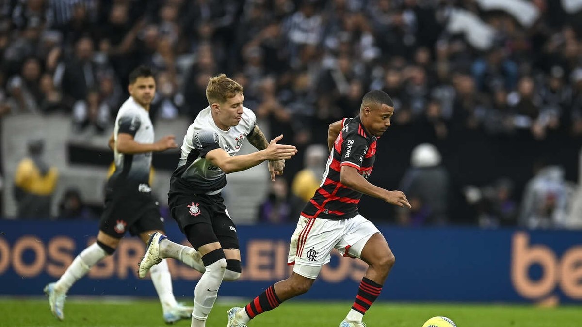 De la Cruz desembarca mancando; Flamengo atende torcedores em chegada De la Cruz desembarca mancando; Flamengo atende torcedores em chegada