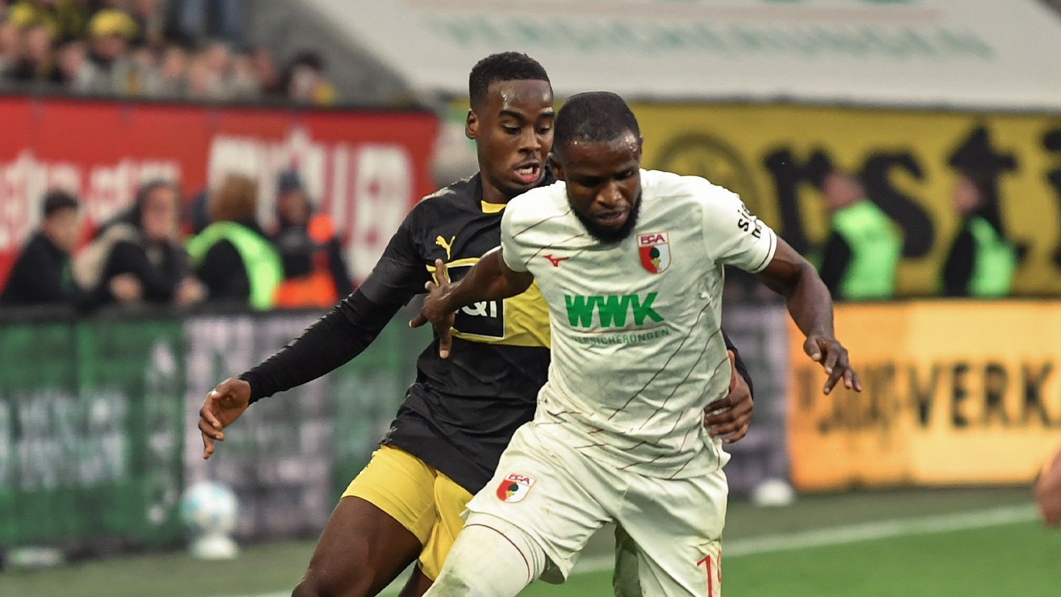 Dortmund sofre virada do Augsburg e perde chance de colar no G4 Dortmund sofre virada do Augsburg e perde chance de colar no G4