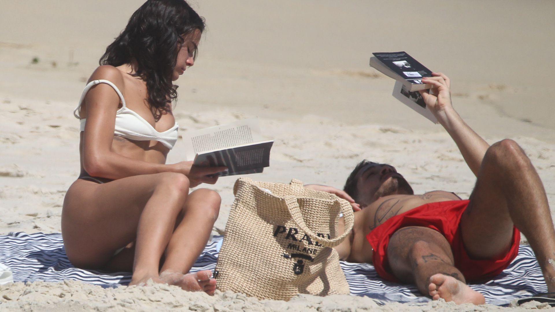 Bruna Marquezine usa bolsa de crochê avaliada em R$ 11 mil na praia Bruna Marquezine usa bolsa de crochê avaliada em R$ 11 mil na praia