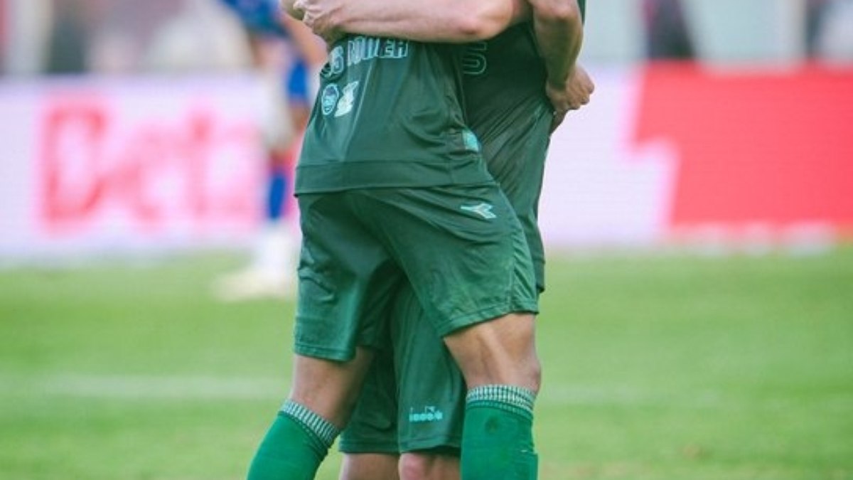 Com um a menos, Coritiba goleia Vila Nova e segue vivo na busca do G-4 da Série B Com um a menos, Coritiba goleia Vila Nova e segue vivo na busca do G-4 da Série B