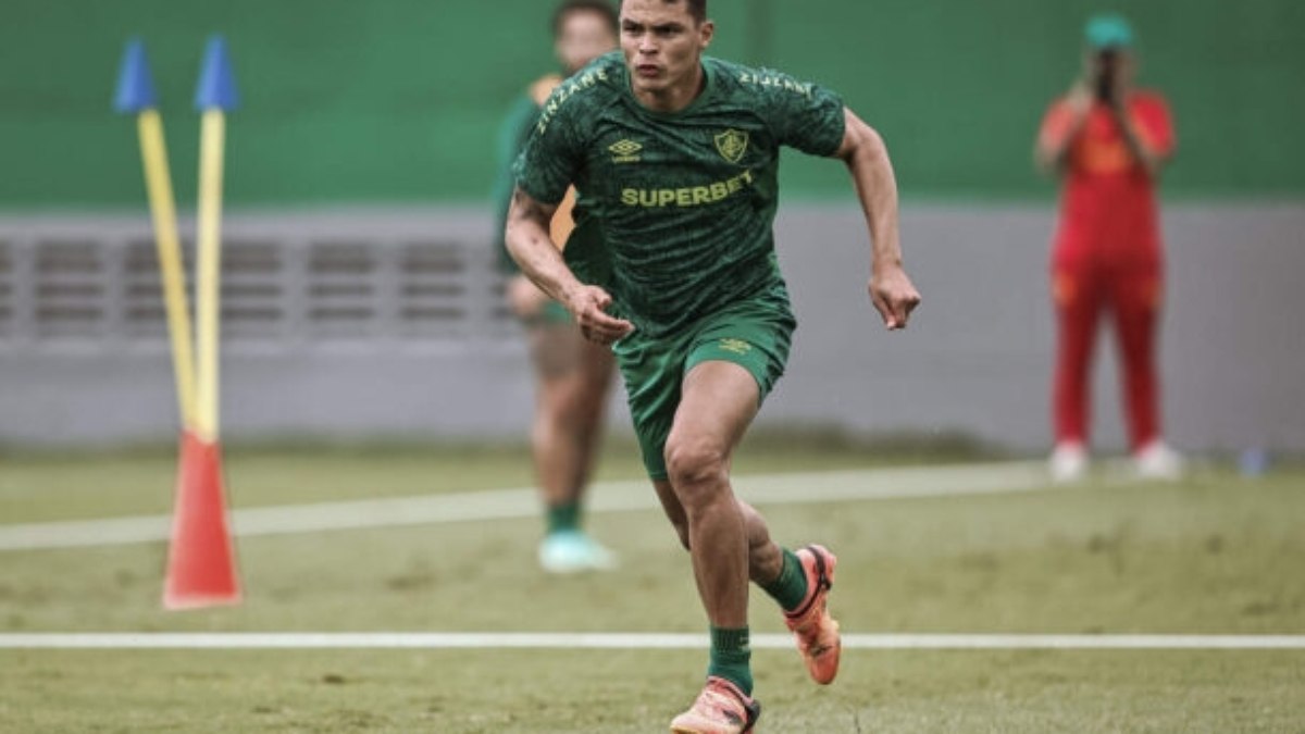 Thiago Silva treina sem dores e pode reforçar o Fluminense contra o Grêmio Thiago Silva treina sem dores e pode reforçar o Fluminense contra o Grêmio