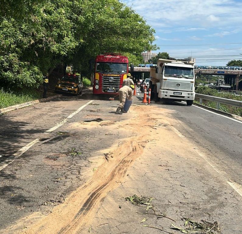 Chuvas causam alagamentos em Goiânia e Aparecida Chuvas causam alagamentos em Goiânia e Aparecida