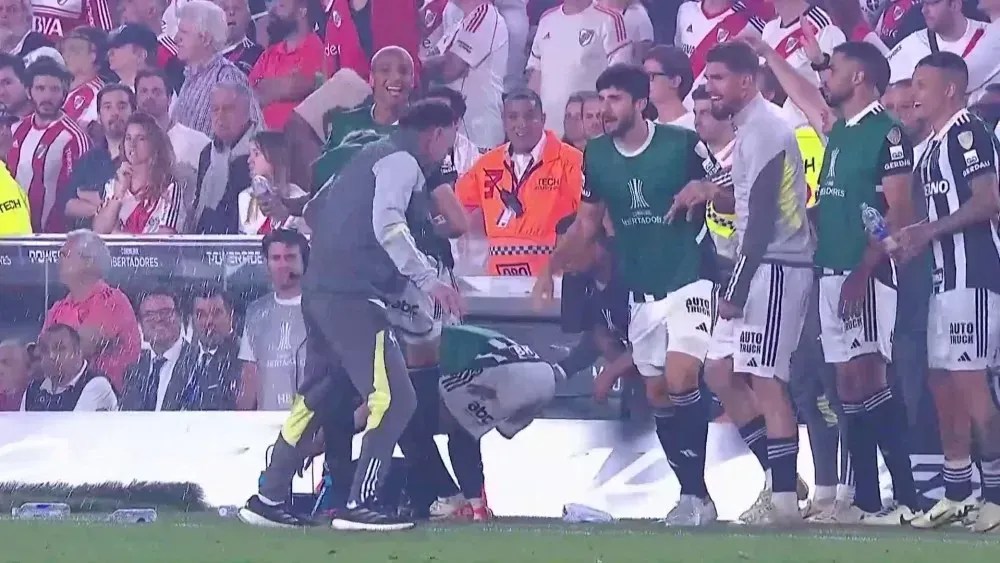 Deyverson se agarra a Milito para festejar Atlético-MG na final da Libertadores; veja Deyverson se agarra a Milito para festejar Atlético-MG na final da Libertadores; veja