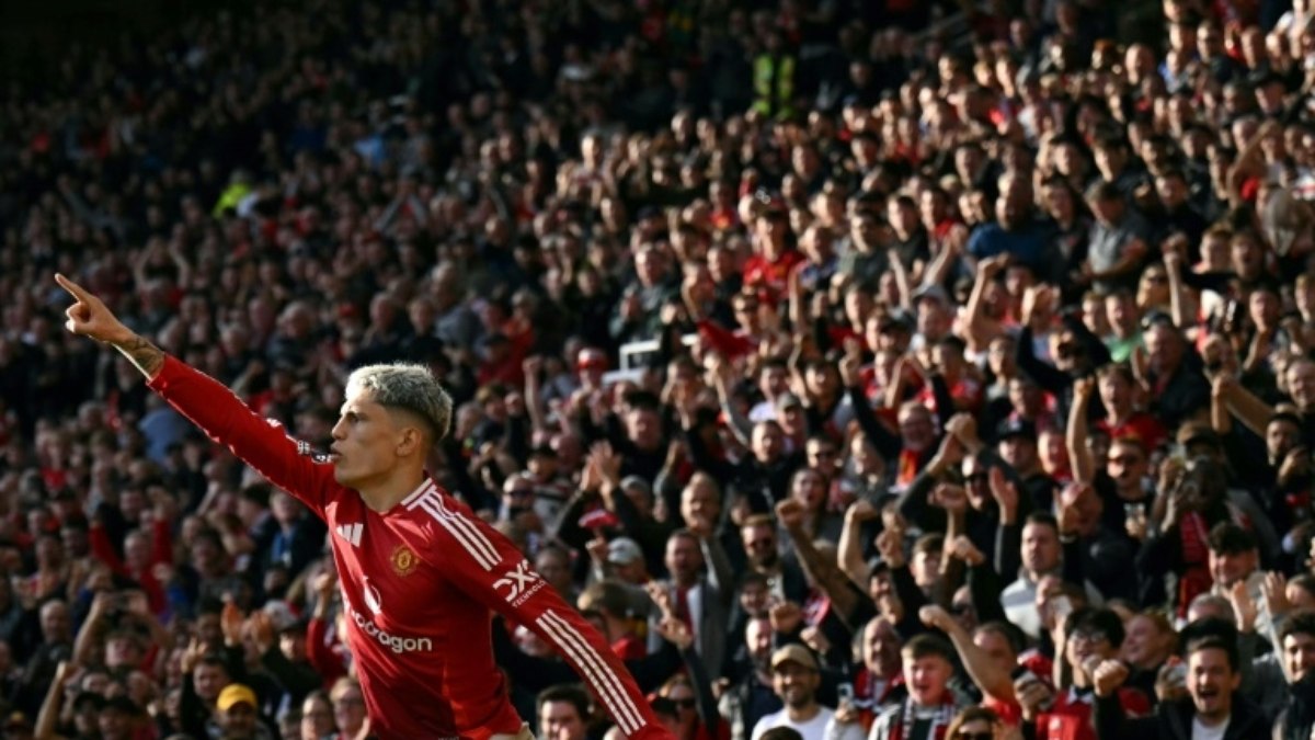 United vira contra Brentford (2-1) e volta a vencer no Inglês; Tottenham goleia West Ham United vira contra Brentford (2-1) e volta a vencer no Inglês; Tottenham goleia West Ham