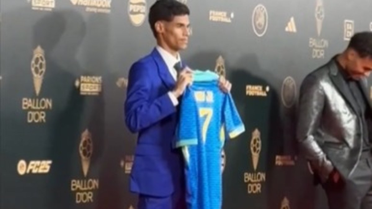 Luva de Pedreiro mostra camisa de Vini Jr em chegada à premiação