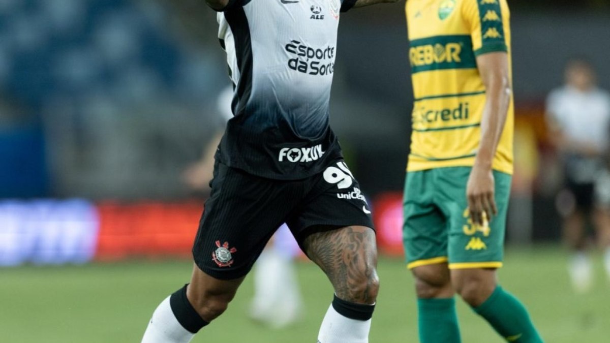 Memphis Depay comemora gol da vitória e elogia presente de torcedor ‘Foi um presente lindo’ Memphis Depay comemora gol da vitória e elogia presente de torcedor ‘Foi um presente lindo’