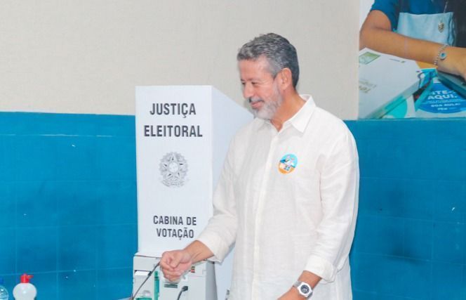 Arthur Lira defende democracia durante votação em Alagoas Arthur Lira defende democracia durante votação em Alagoas