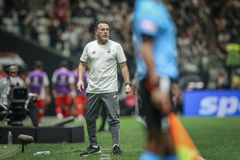 Milito destaca a defesa do Atlético-MG na classificação: “O que tinha que ser feito“ Milito destaca a defesa do Atlético-MG na classificação: “O que tinha que ser feito“