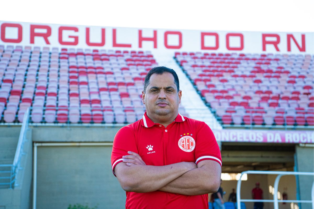 Leston Júnior, novo técnico do América, chega confiante para temporada 2025 Leston Júnior, novo técnico do América, chega confiante para temporada 2025