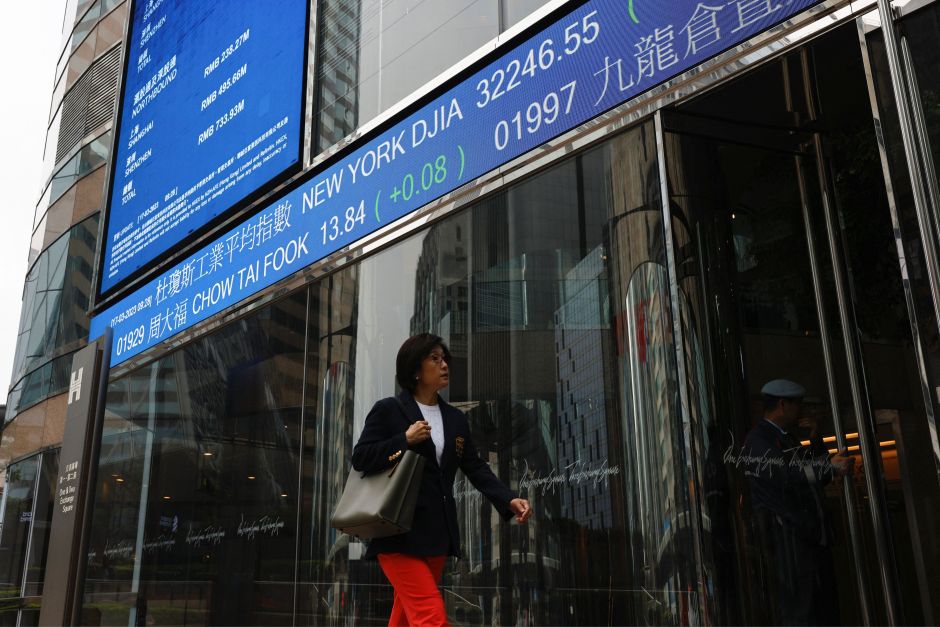 Ações de Hong Kong saltam e têm melhor desempenho em mais de dois anos e meio Ações de Hong Kong saltam e têm melhor desempenho em mais de dois anos e meio