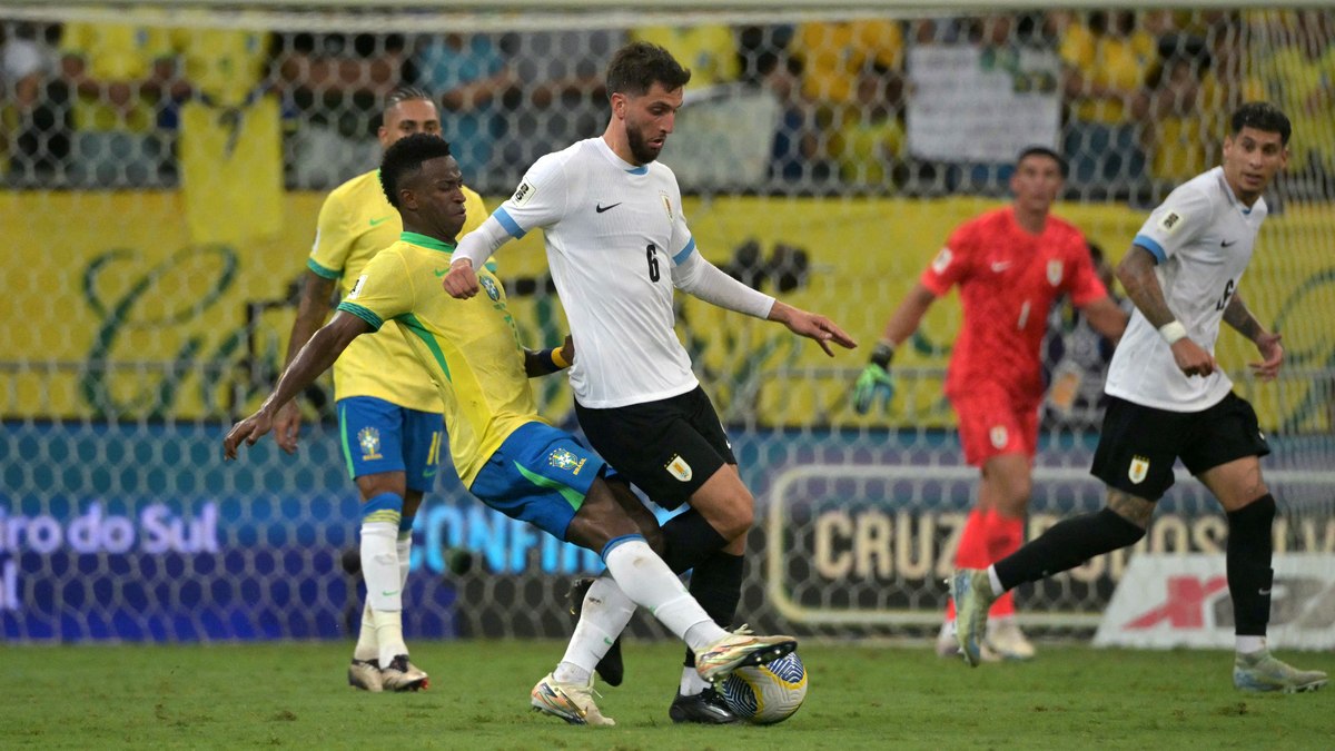Em jogo de golaços, Brasil empata com Uruguai pelas Eliminatórias da Copa do Mundo Em jogo de golaços, Brasil empata com Uruguai pelas Eliminatórias da Copa do Mundo