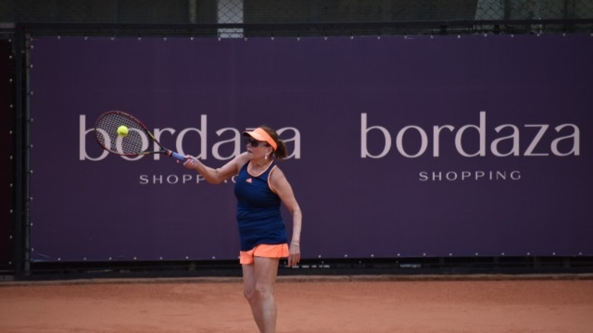 Favoritos avançam no 38º Seniors Internacional de Porto Alegre . Mineira vence batalha de cinco horas contra francesa Favoritos avançam no 38º Seniors Internacional de Porto Alegre . Mineira vence batalha de cinco horas contra francesa