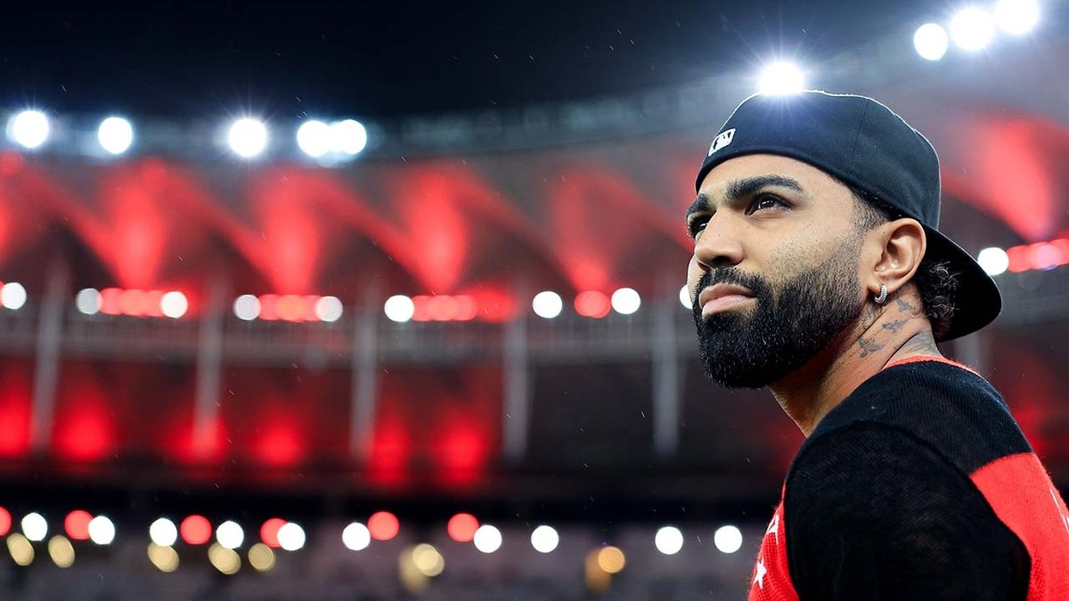 Afastado, Gabigol vai ao gramado do Maracanã com camisa de Zico antes de jogo do Flamengo Afastado, Gabigol vai ao gramado do Maracanã com camisa de Zico antes de jogo do Flamengo