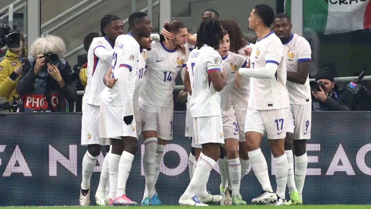 França é superior, vence a Itália fora de casa e avança na liderança do grupo França é superior, vence a Itália fora de casa e avança na liderança do grupo