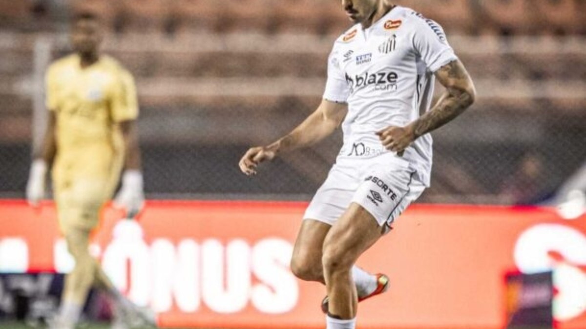 João Basso celebra acesso do Santos e projeta a próxima temporada João Basso celebra acesso do Santos e projeta a próxima temporada