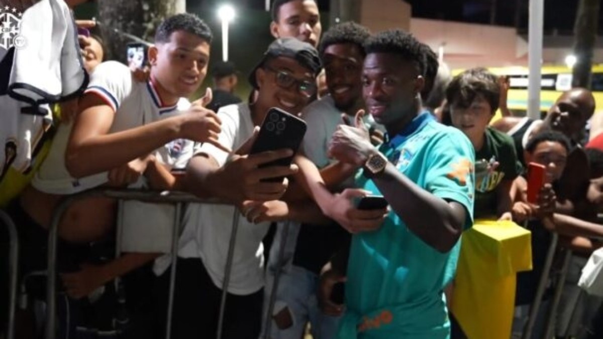 Seleção Brasileira distribui autógrafos em despedida do Barradão Seleção Brasileira distribui autógrafos em despedida do Barradão