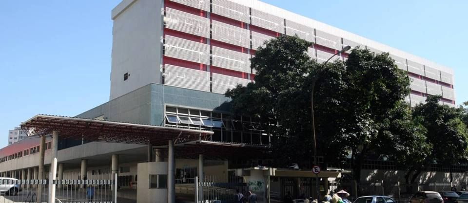 Criança morre e adolescente fica ferido em acidente na Avenida Brasil, no Rio Criança morre e adolescente fica ferido em acidente na Avenida Brasil, no Rio