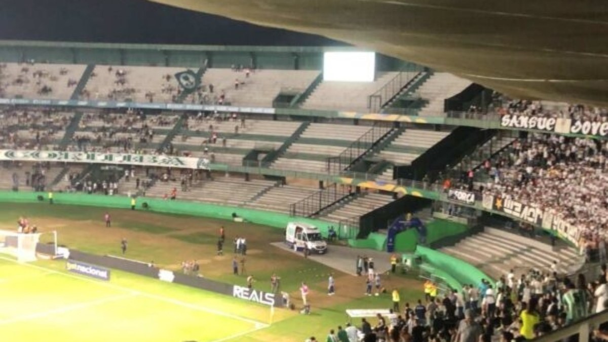 Torcedores do Coritiba tentam invadir espaço destinado à torcida do Santos; PM controla ânimos Torcedores do Coritiba tentam invadir espaço destinado à torcida do Santos; PM controla ânimos