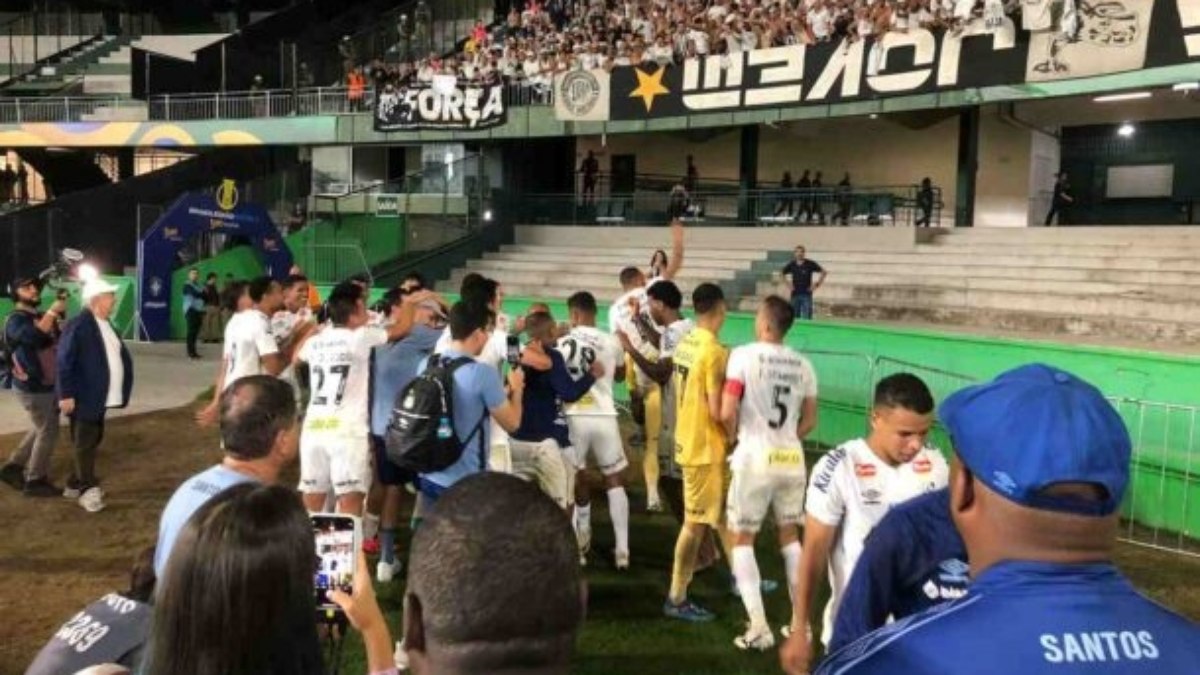 Jogadores do Santos festejam retorno do time à elite do futebol brasileiro Jogadores do Santos festejam retorno do time à elite do futebol brasileiro