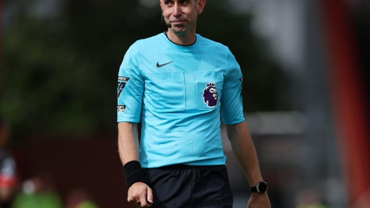 David Coote é suspenso pela Uefa após ser flagrado cheirando pó branco em vídeo David Coote é suspenso pela Uefa após ser flagrado cheirando pó branco em vídeo